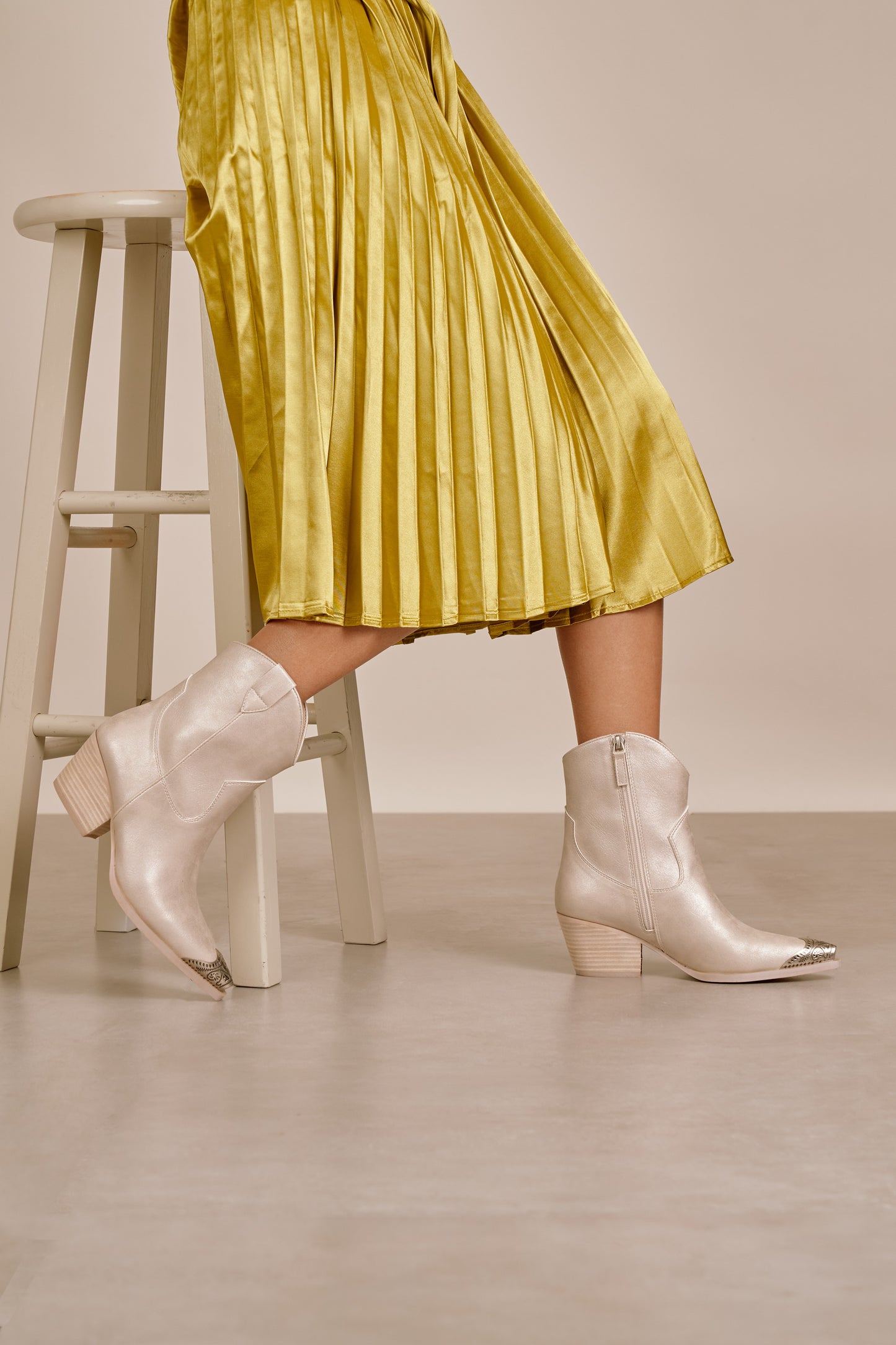 MIRANDA - WHITE ANKLE BOOTS